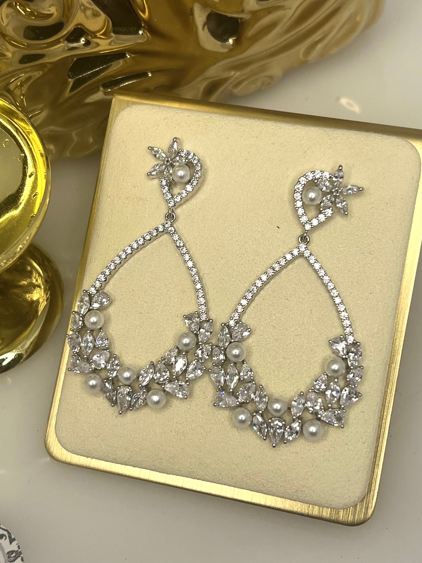 Delicata - Pearl bridal earrings
