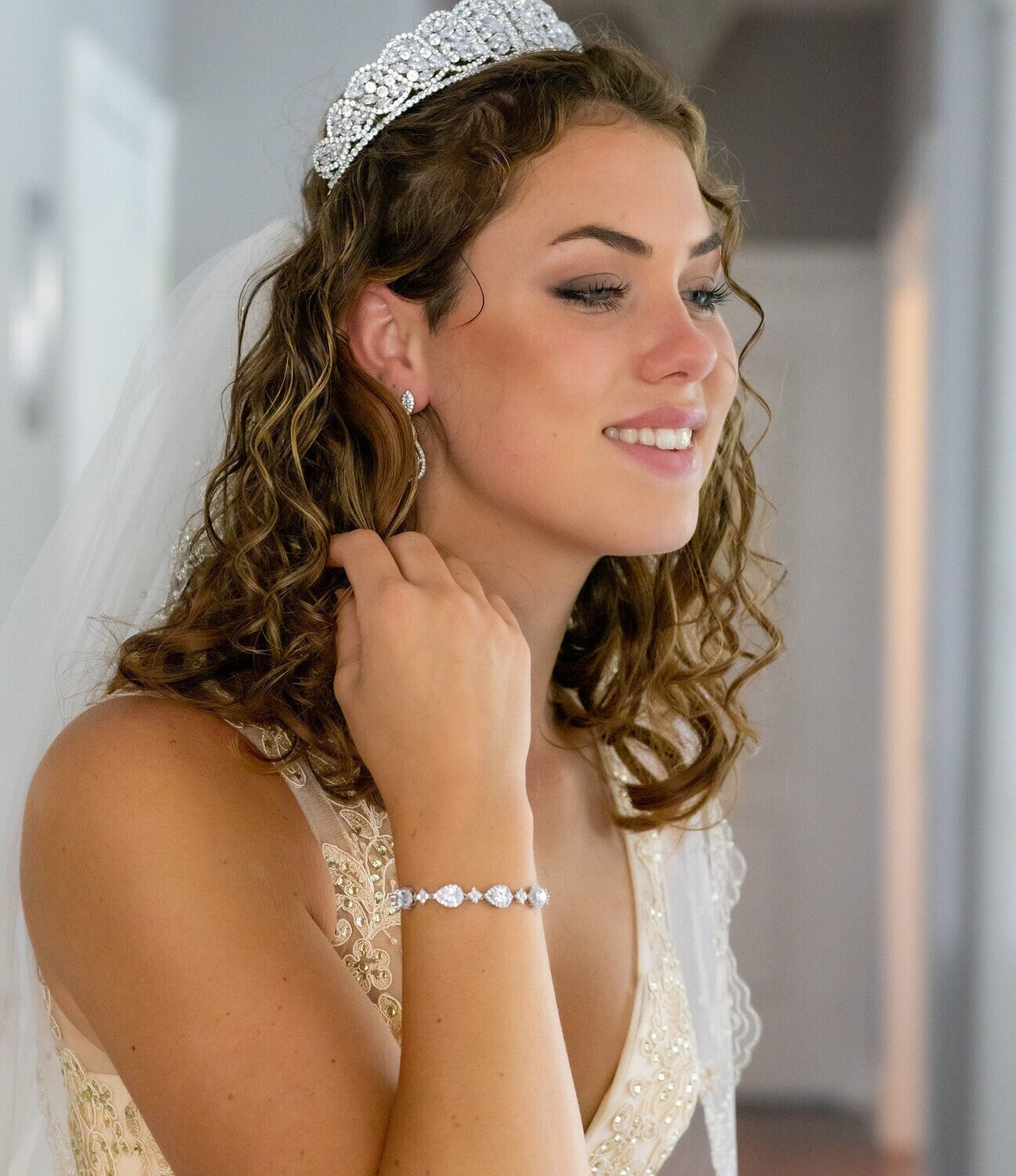 Donna - Swarovski crystal drop earrings