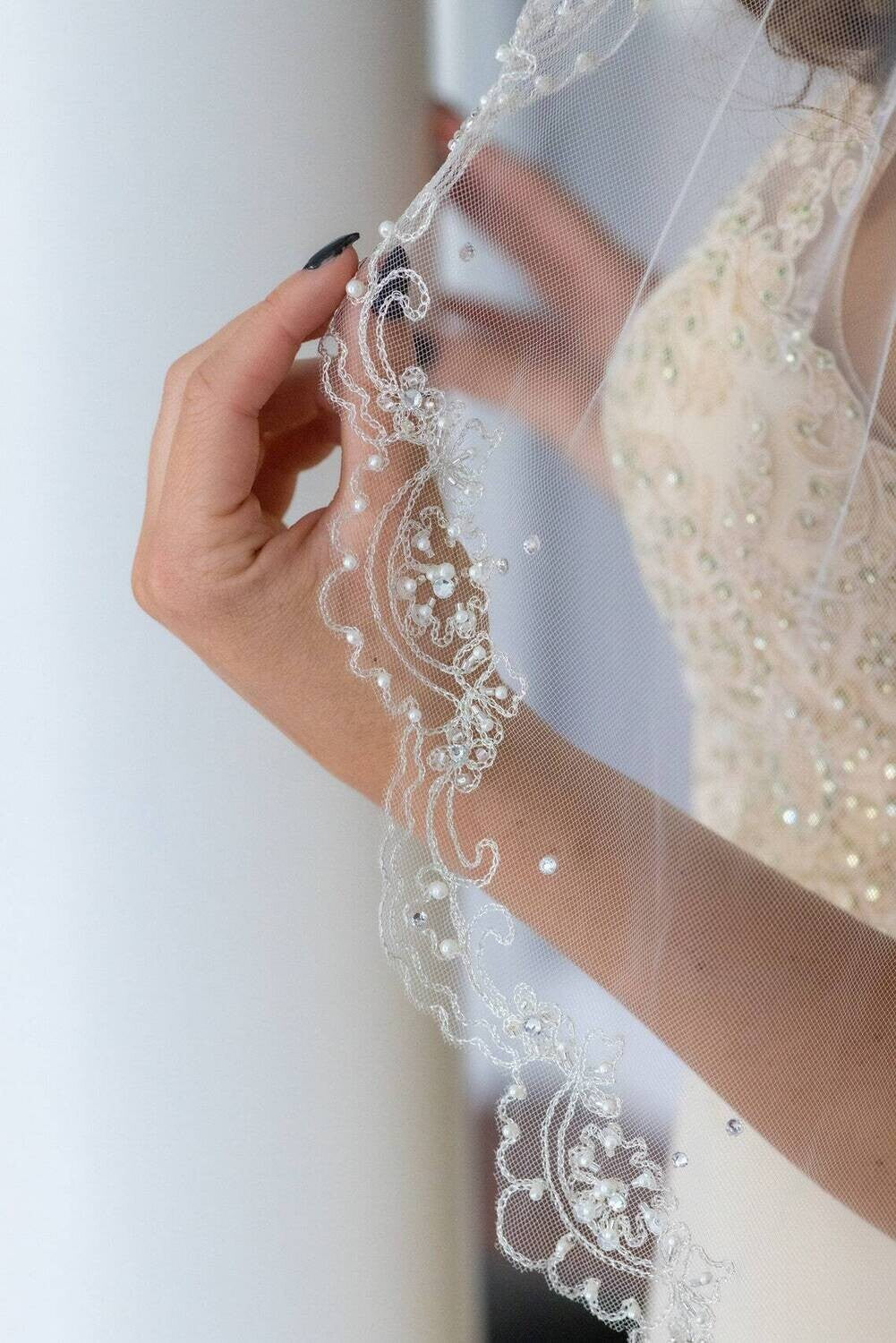 Meliza – Vintage scalloped ivory embroidered Beaded wedding veil