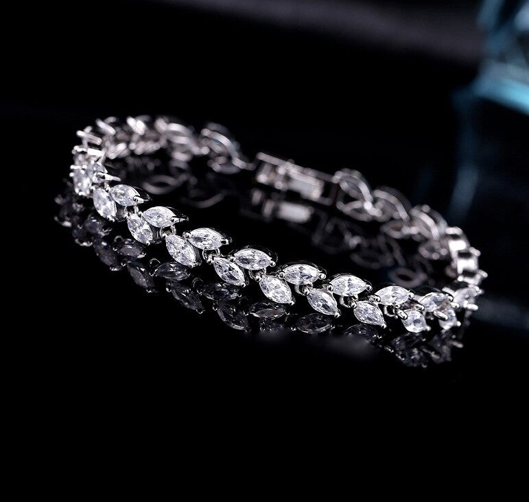 Belinda - Lovely Swarovski wedding necklace set