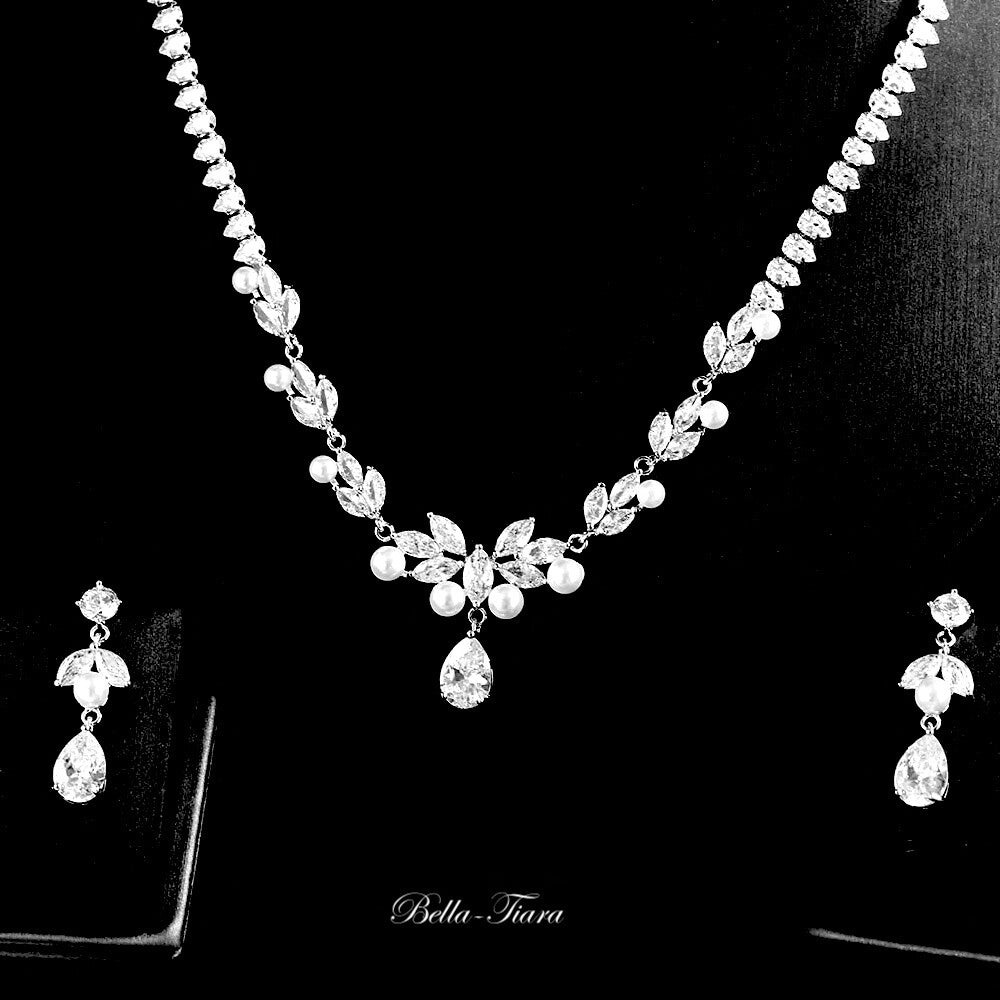Delicata - Crystal and Timeless pearl bridal necklace set