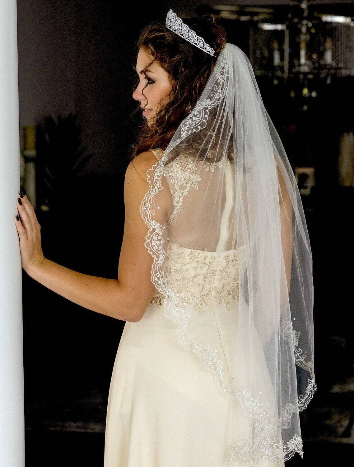 Meliza – Vintage scalloped ivory embroidered Beaded wedding veil