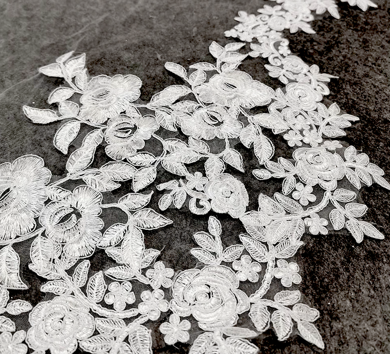 TinaMaria - Exquisite floral lace royal wedding veil - Free blusher