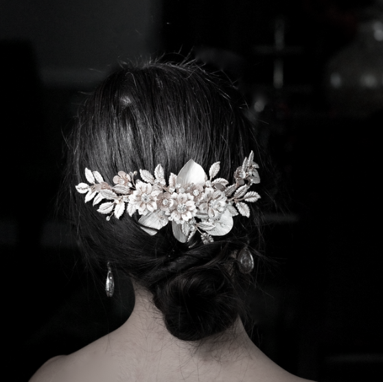 Floral bridal hairpiece