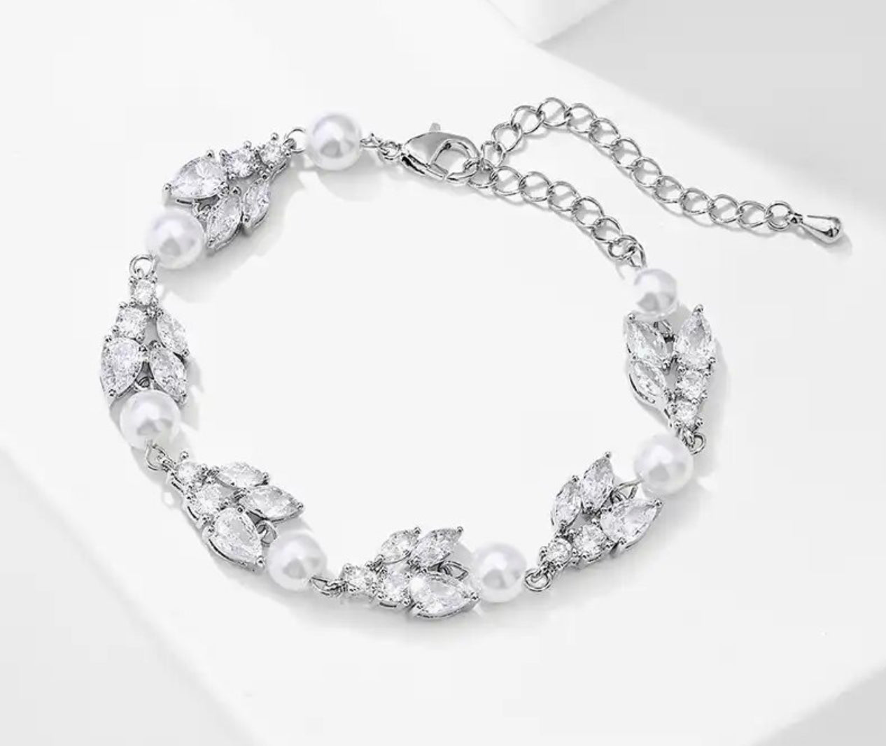 Delicata Romantic and elegant pearl crystal drop bridal earrings
