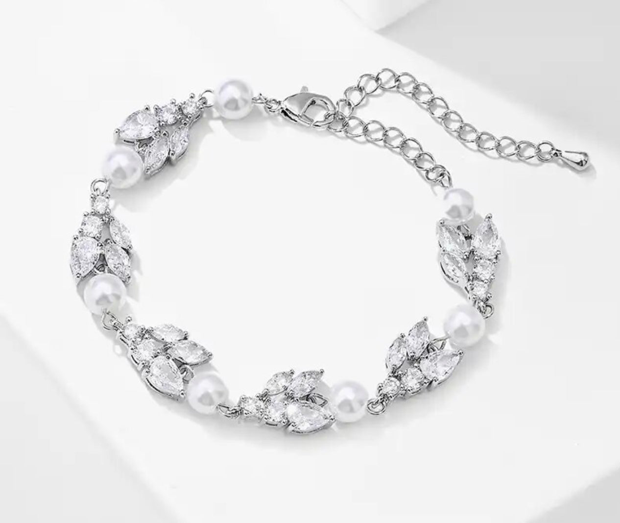 Delicata - Pearl bridal earrings