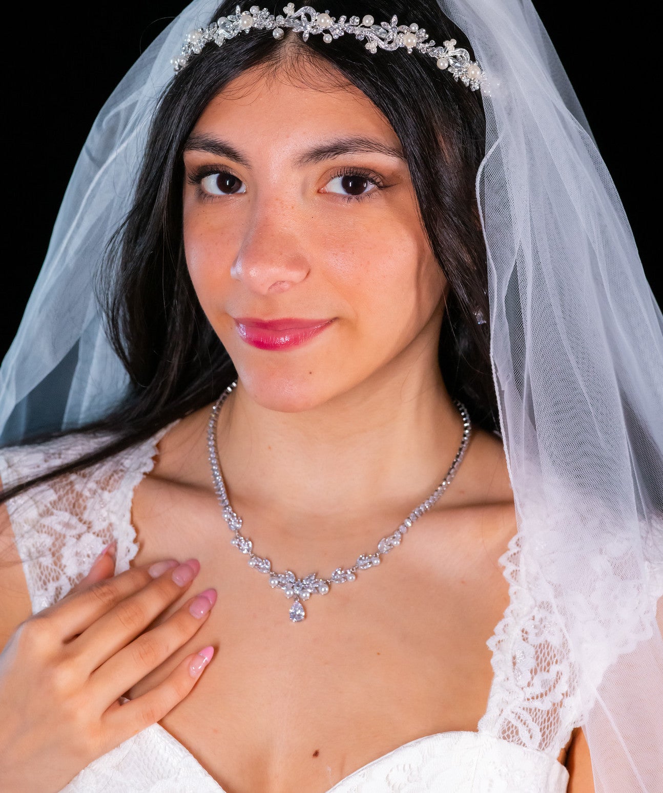 Delicata - Crystal and Timeless pearl bridal necklace set