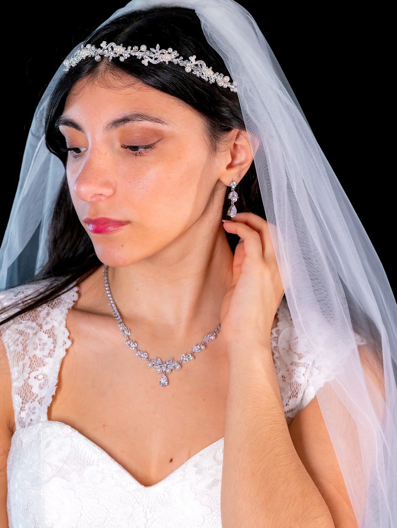 Delicata - Crystal and Timeless pearl bridal necklace set