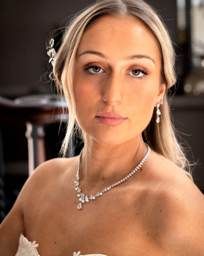 Delicata - Crystal and Timeless pearl bridal necklace set