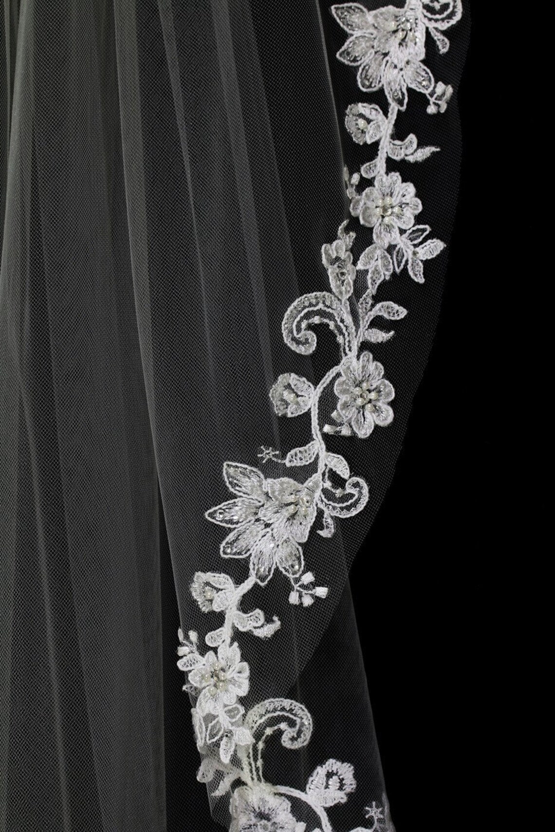 Leana – Beaded crystal and pearl lace communion veil