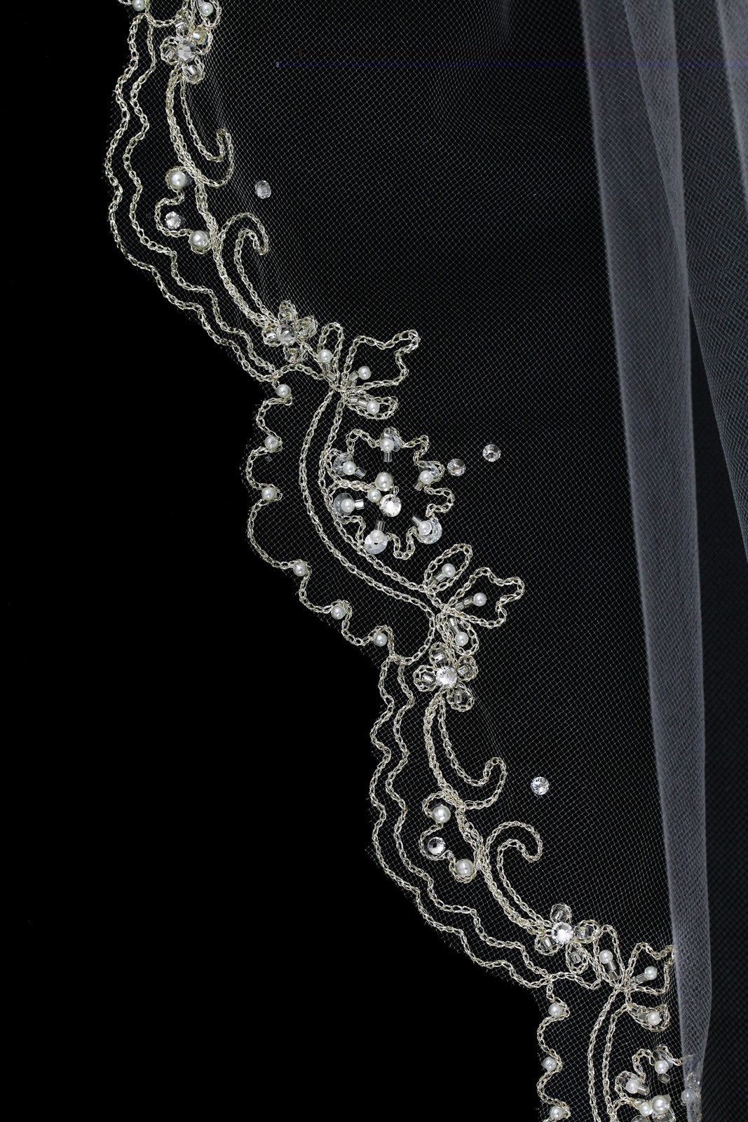 Meliza – Vintage scalloped ivory embroidered Beaded wedding veil