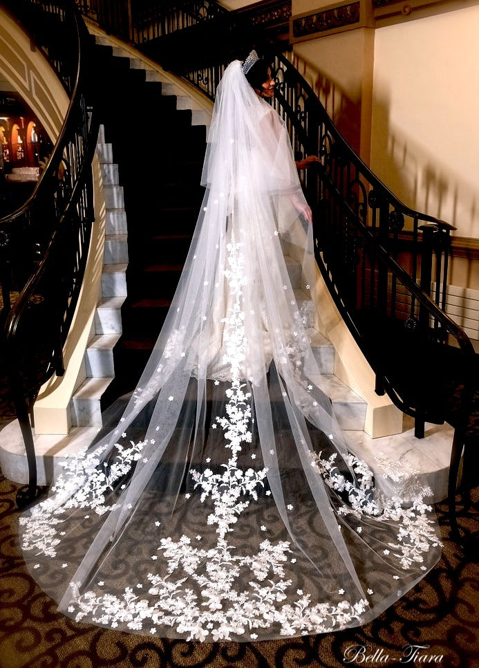 Primavera – Cathedral flower lace wedding veil with blusher