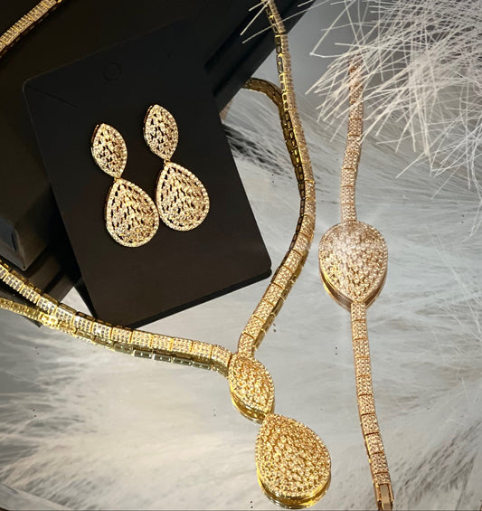 Noelle - Stunning Gold necklace set with bracelet