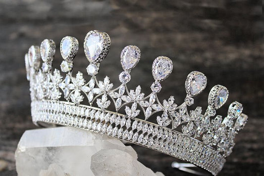 Elegant Bridal Crown for Wedding Day to Complement Your Hairstyle and Dress Perfectly