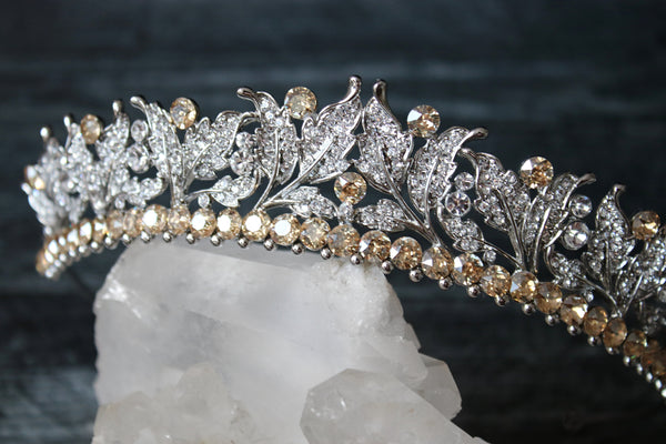 Swarovski Tiara Trends 2025: Perfect Crystal Crowns for Brides Who Love Timeless Beauty