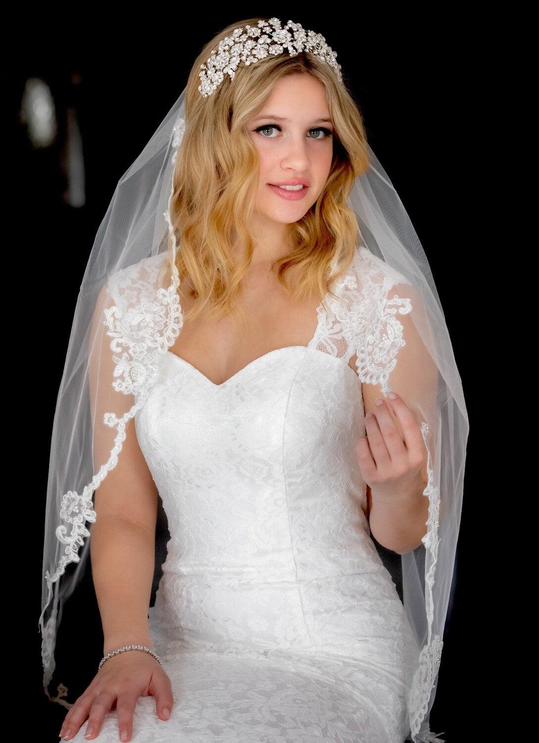 Marialuisa – Beautiful swirl vintage royal lace wedding veil
