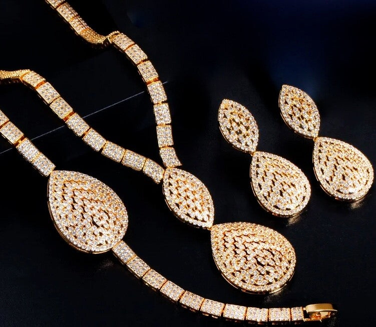 Noelle - Stunning Gold necklace set with bracelet
