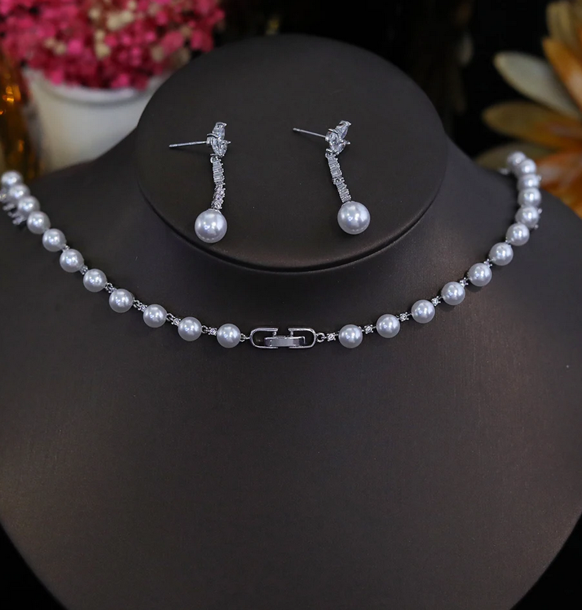 Perola - Timeless crystal bridal necklace set