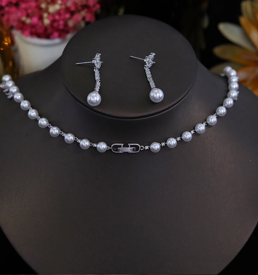 Verona -  Timeless bridal pearl necklace set