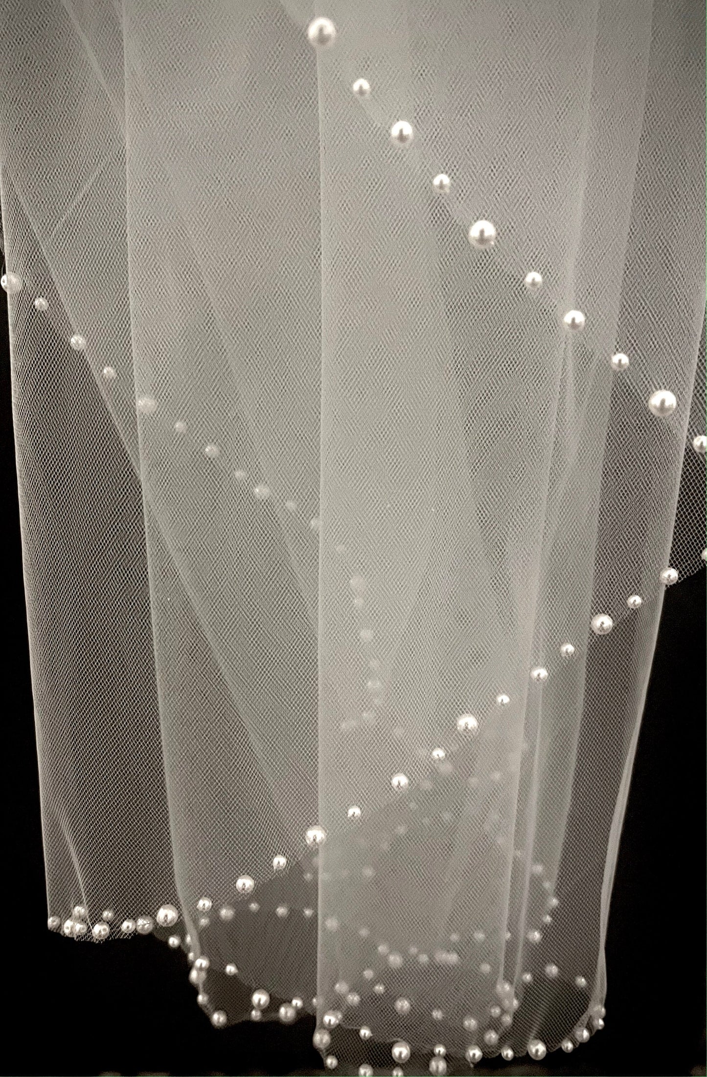 Perlina – Beautiful elegant pearl trim edge wedding veil