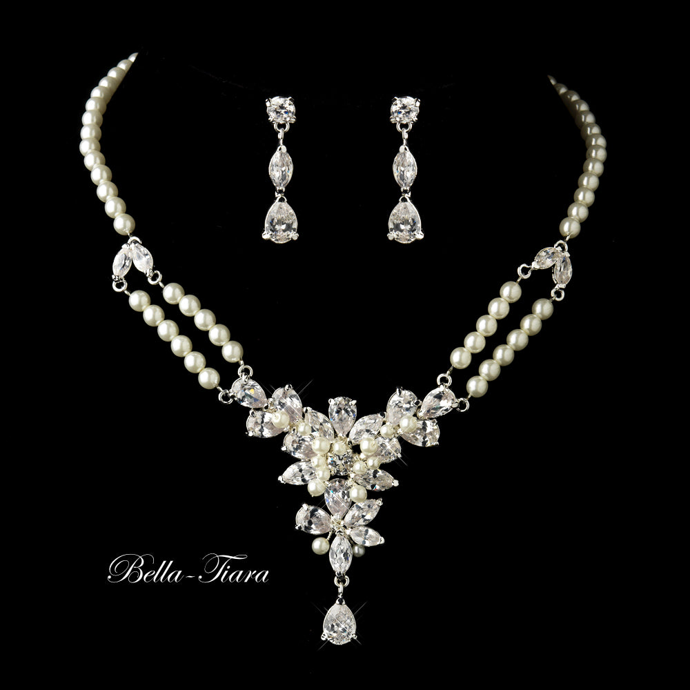 Lorena, Romantic pearl drop bridal necklace set