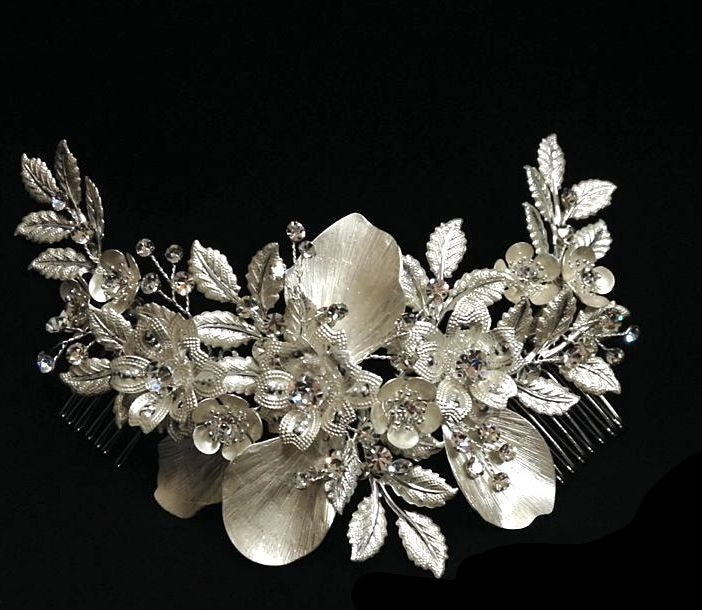 Floral bridal hairpiece